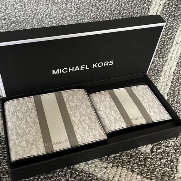 Michael Kors Boxed Signature 3 in 1 Bifold Wallet In White / Pearl Grey - Picture 5 of 16